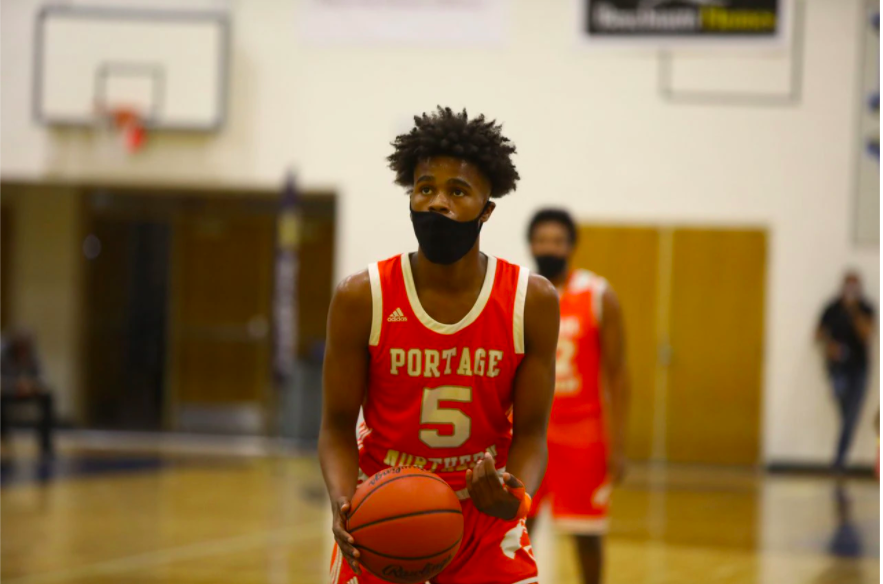 TheDZoneBBall's tweet photo. Portage Northern 2021 SG Myles Johnson was offered by Jackson College, his 1st offer

https://t.co/dOsFtrccxZ
📸: @MLive https://t.co/hiUQzard2K