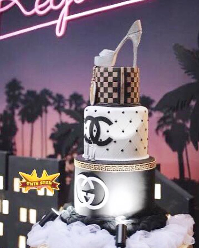 DonnyTwinn's tweet photo. Fashion Birthday Cake 🥰
Special Made from @TwinStarEO 

 More info : 0819 0581 0027 

#fashionbirthdaycake #birthdaycake #twinstareo #eobirthday https://t.co/DwZkHmGLeh