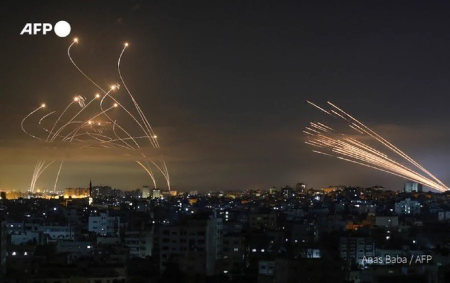 イスラエルでの空爆、画角に入る発射されるロケットと迎撃ミサイル・・・