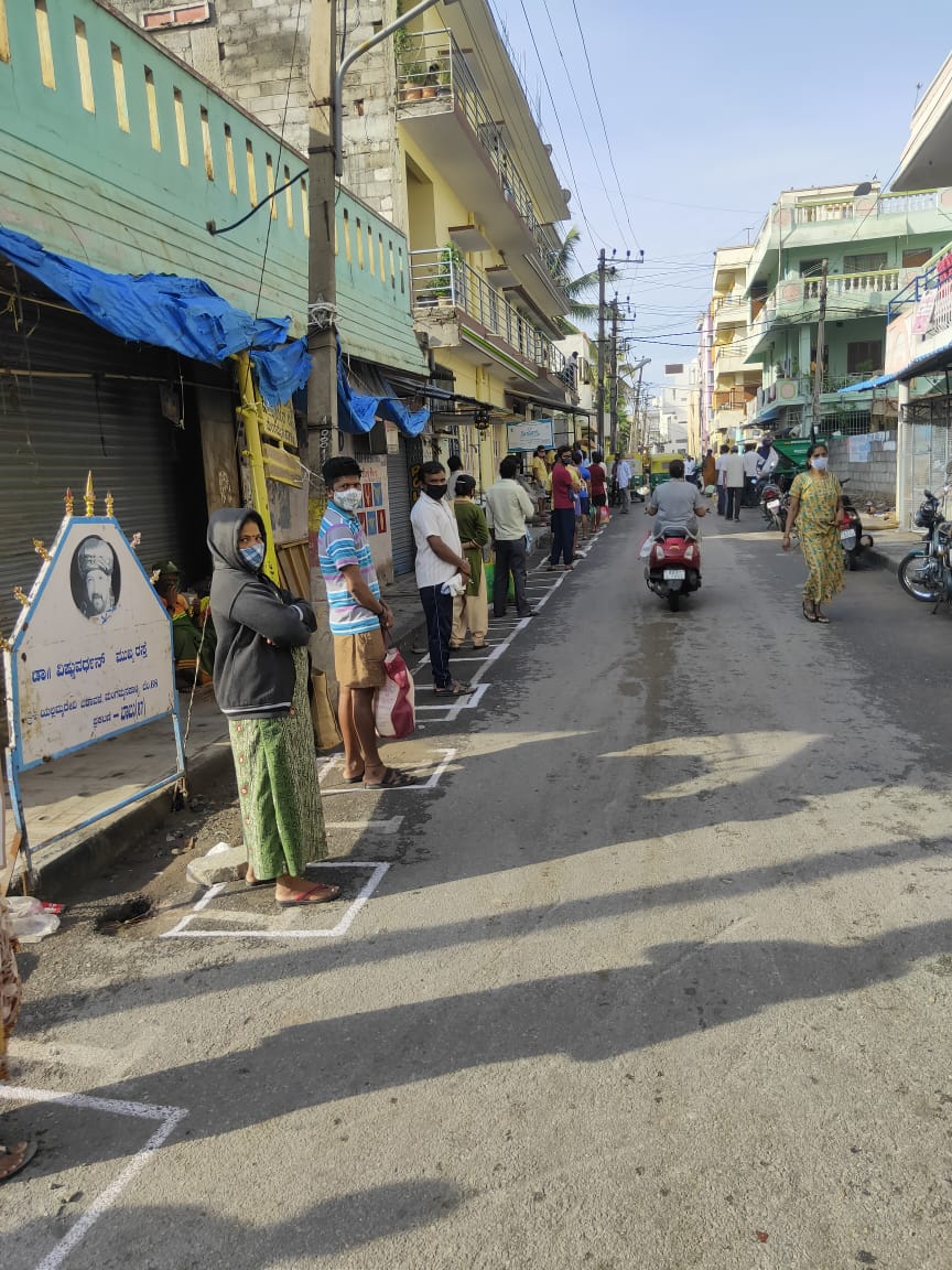 DCPSEBCP's tweet photo. Q during my morning rounds. It's none other than Mangammana palya PDS stores.. God is now in the form of air, food and good health. We may not find time to show our humane face to the world..let's be alert before becoming anonymous. Follow Covid rules https://t.co/RpQypFDhpJ