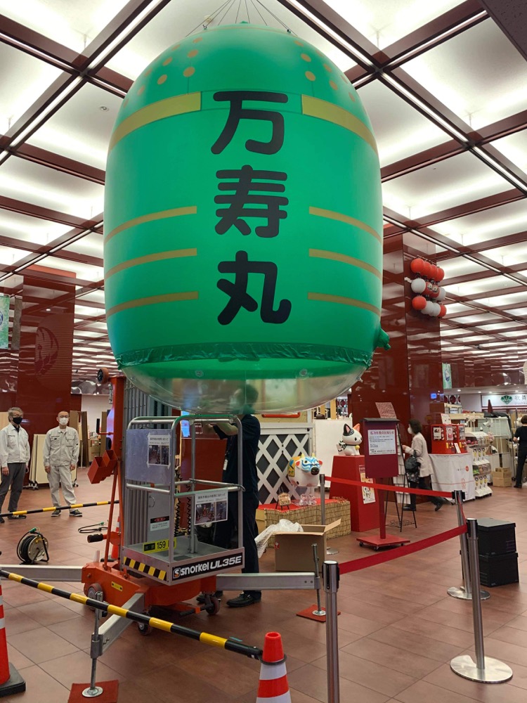 onoshunjo's tweet photo. 道成寺の二代目釣鐘を作った万寿丸（逸見万壽丸 へんみまんじゅまる）という人物が、生誕700年を迎えます。たぶん、道成寺物の鐘供養の主催者なのでしょう。それを記念して歌舞伎座地下の木挽町広場に釣鐘型アドバルーンが6月6日まで吊るされています https://t.co/ieX78t8GT7