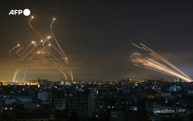 Ostrov_A's tweet image. Wow, what an image! This is #Israel's 'Iron Dome' defence system in action, knocking out Palestinian rockets from Gaza! 

#IsraelUnderFire 
#IsraelUnderAttack 

[📸 AFP - Anas Baba]