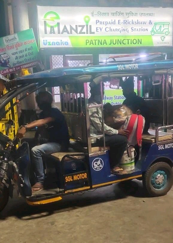 UznakaSolutions's tweet photo. E-Manzil is working towards providing safe and sanitised ride to passengers coming from different parts of the country to Patna Junction station by providing free and/Or subsidised rides to immigrant labor and underpriviledged. 
#covid19safety #pandemicsafe #patnajunction https://t.co/xoyxUo8zh8