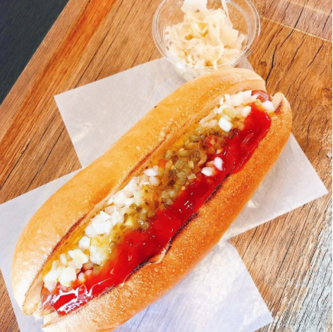 PLANT_co_jp's tweet photo. 肉汁がじゅわ〜っと溢れるオリジナルフランクフルトとザクッと歯切れの良いパンが特徴のJJドッグ!
セルフカウンターでお好みのトッピングを添えて召し上がって下さいね
(残念ながら、JJPlus!と黒部店しかまだ扱っていませんが…)
#JJバーガー
#JJplus
#ホットドッグ
#JJドッグ
#PLANTプラント https://t.co/YuaMc9i7J5