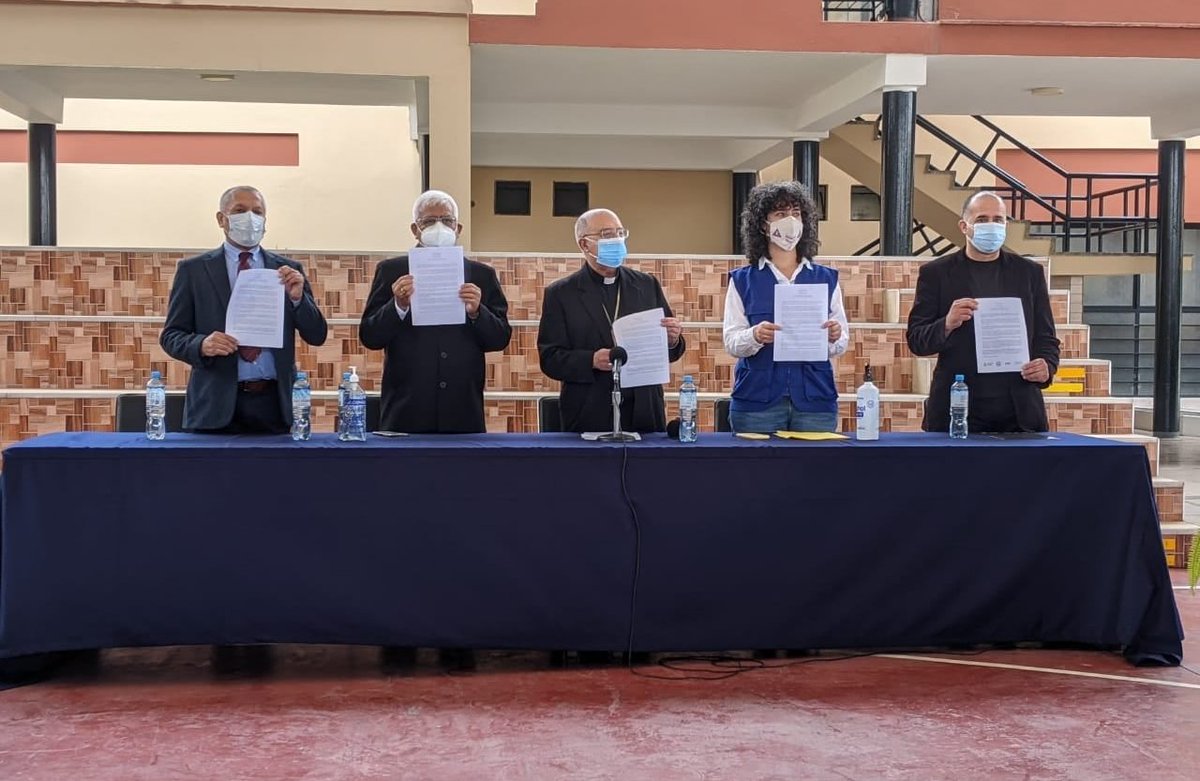 Hemos llegado a un acuerdo para que la Sra. Fujimori y el Sr. Castillo hagan el juramento solemne de la Proclama Ciudadana. La ceremonia se realizará el lunes 17 de mayo a las 11:00 am en el auditorio del Colegio Médico del Perú, ubicado en la Av. 28 de Julio 776 Miraflores.