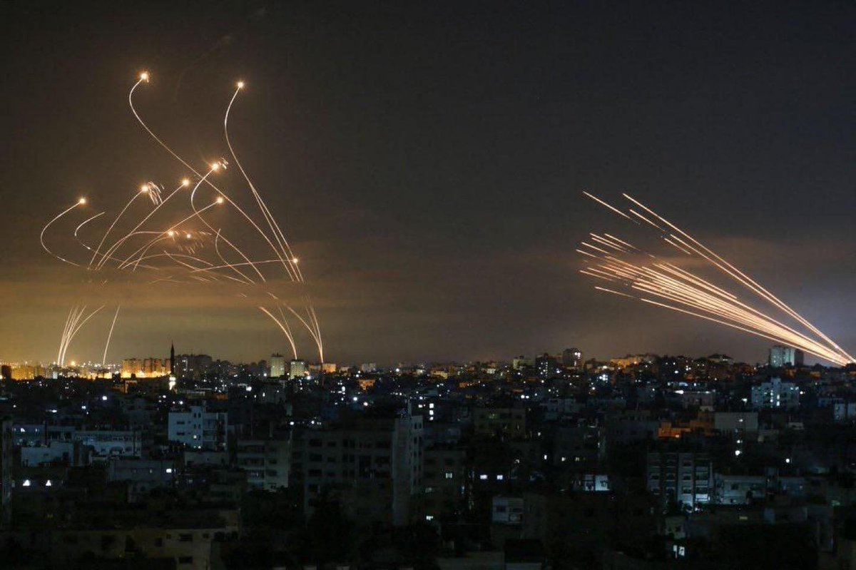 freddier's tweet image. 🇵🇸 A la derecha: Rockets de Hamas.
🇮🇱 A la izquierda: El domo de hierro de Israel interceptando.
