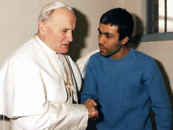 JostKoko's tweet photo. 13/5/1981
Paus JP II ditembak oleh seorang Turki, Mehmet Ali Agca &amp; kehilangan byk darah

Agca ditangkap &amp; dijatuhi hukuman penjara seumur hidup

Des 1983, Paus mengunjunginya di Penjara Rebibbia Roma

Agca diampuni oleh Presiden Italia atas permintaan Paus &amp; dideportasi ke Turki https://t.co/15vyCTMTWL