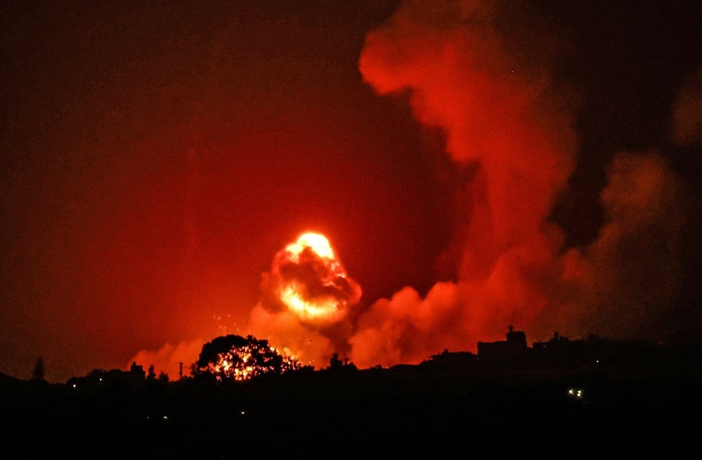 Hasskeith15's tweet photo. URGENT: Les avions de combat de l'occupation israélienne lancent une série de raids violents sur la ville de Gaza
#GazzaUnderAttack 
#Palestine 
#PalestineUnderAttack https://t.co/QEgfVaKjt2