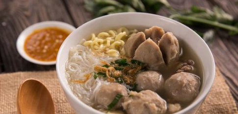 SKWADFood's tweet photo. Bakso: Primadona di hari Lebaran!
Disaat lidah bosan dengan santan, dan perut butuh kehangatan bakso lah jadi andalan. https://t.co/lqF3mRFcUe