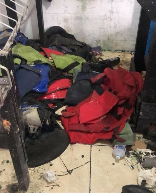 RiodeNojeira's tweet photo. Vila Kennedy

"Me ajudem, meu local de trabalho foi roubado !

Ladroes fizeram um buraco na parede e invadiram o paintball que fica localizado no antigo Mercado Rio, de frente a passarela do Leão.

Roubaram 24 armas de paintball, que estão avaliadas em cerca de 20mil." https://t.co/w0WCn5uiCb