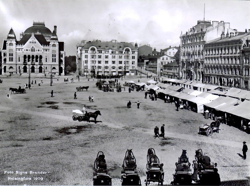 This great old photo shows Helsinki by the railway station in 1909. | #ReRun posted 8/27/15 https://t.co/paOLzq579L https://t.co/XQKYGe2vlk