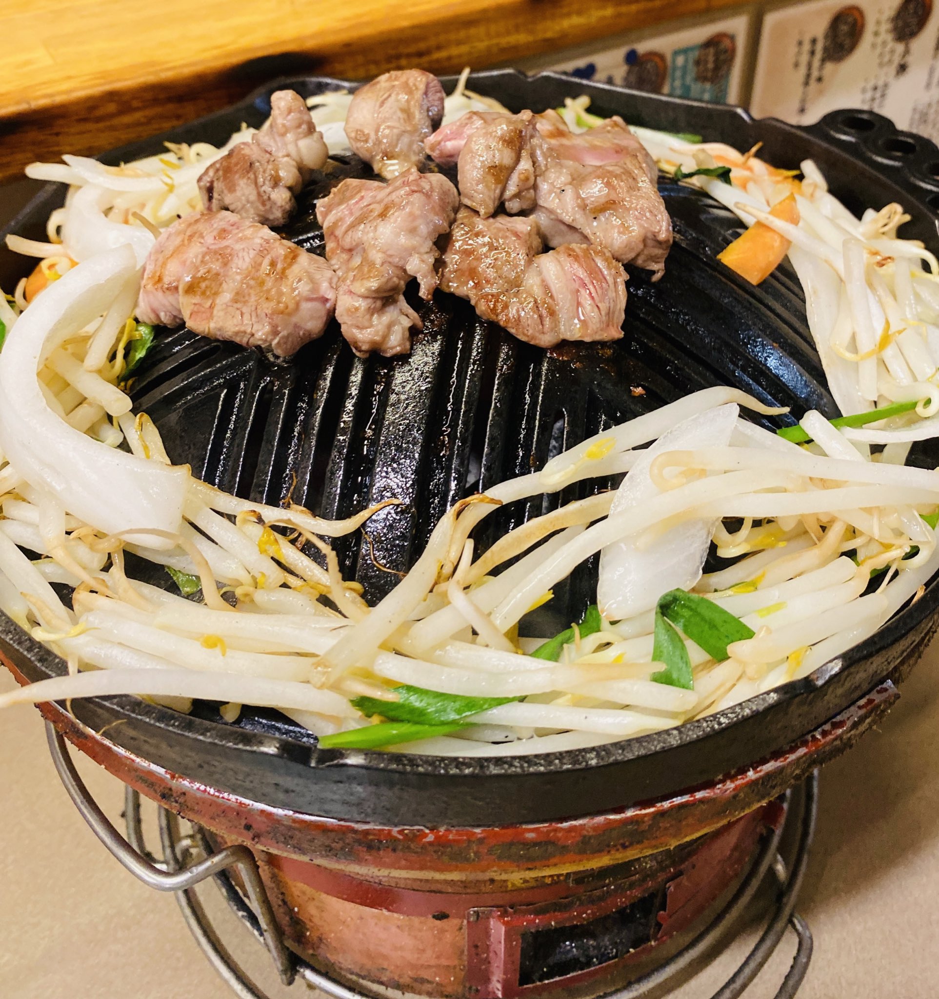 せんべろnet 池袋のジンギスカン楽太郎さんで昼間から一人焼肉した ホッピー外 300円 とジンギスカンセット 0円 をもらう ジンギスカンはクセもなくふっくらやわらかくてうまいし 肉汁を浴びた野菜もうまい 宣言中はジンギスカン食べ放題 ソフト