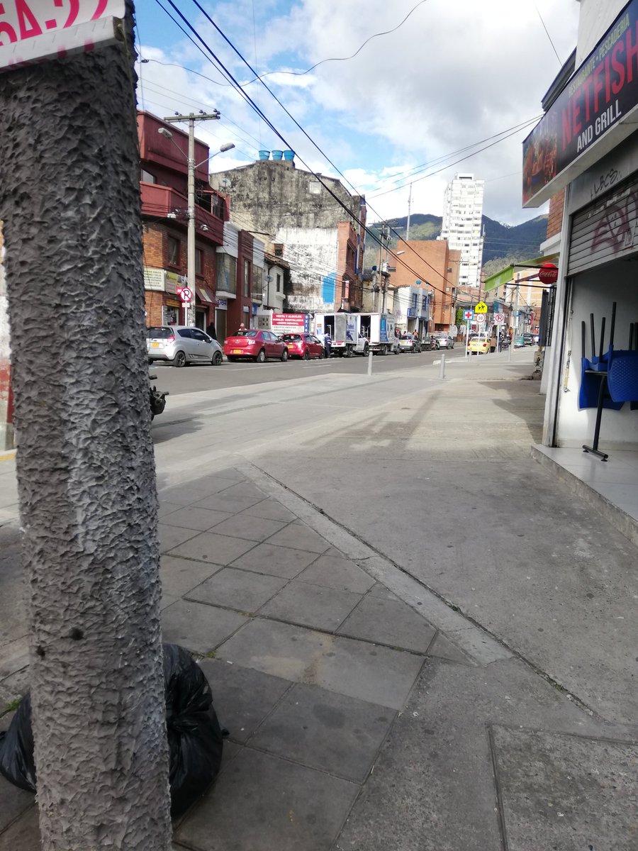 CasasNET's tweet photo. @SectorMovilidad @Bogota Cicloruta de la calle 66 a la Caracas, conductores que no la respetan, quién controla, peligro para el ciclista.☠️☠️ https://t.co/0vEdoST4D3