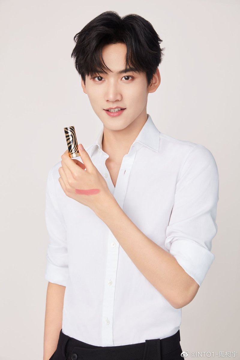 ManoodTingJeen's tweet image. คุณชายโจวเขามาประกาศแล้วว่าจะไลฟ์สดขายเครื่องสำอางของ Sisley วันที่ 16 พ.ค.นี้ ! เวลา 1 ทุ่ม (ไทย) 🎉

หล่อ สะอาดมากๆค่ะ คุณชายโจว 😍

#ZhouKeyu #โจวเคออวี่