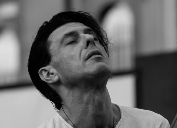 Antonio79B's tweet photo. "Sono un uomo con una disabilità evidente, in mezzo a tanti uomini con disabilità che non si vedono".

Oggi nel 2020 moriva il direttore d'orchestra, compositore e pianista #EzioBosso.

#14maggio. https://t.co/iD26pB0pZ8