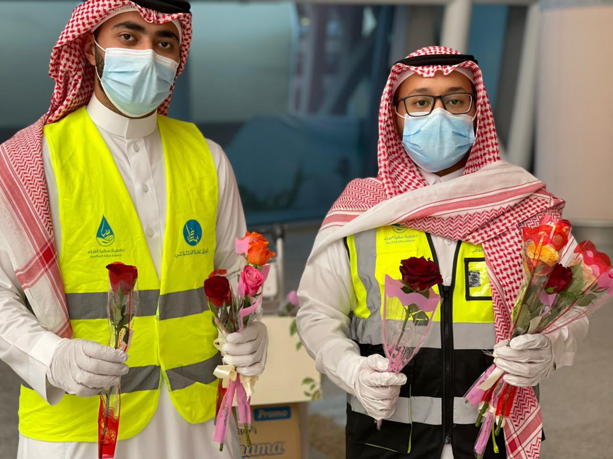 GhayaTeam's tweet photo. متطوعو الفريق بمشاركة المدير التنفيذي @kmalshaikh لجمعية سقيا الماء @soqia_almaa يوزعون الورود كمعايدة لموظفي مطار الملك عبدالعزيز والمسافرين في صالة رقم(١) @KAIAirport 
.
@makkahregion 
@SaudiNVG https://t.co/v7PUb04ZtY