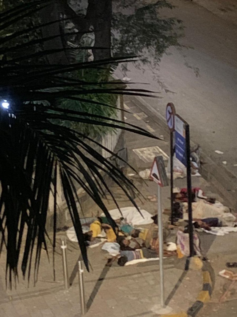 RdExtension's tweet photo. @vishwasnp @MumbaiPolice This is what is Bandra residents have to live with. You had promised a beggar free Mumbai. This is at the corner of Perry Road &amp; St Paul Rd everyday. They are brought here in Rickshaws &amp; SUVs. Full syndicate at work. 1 Yr been complaining to Bandra Police https://t.co/34IWjmJfDv