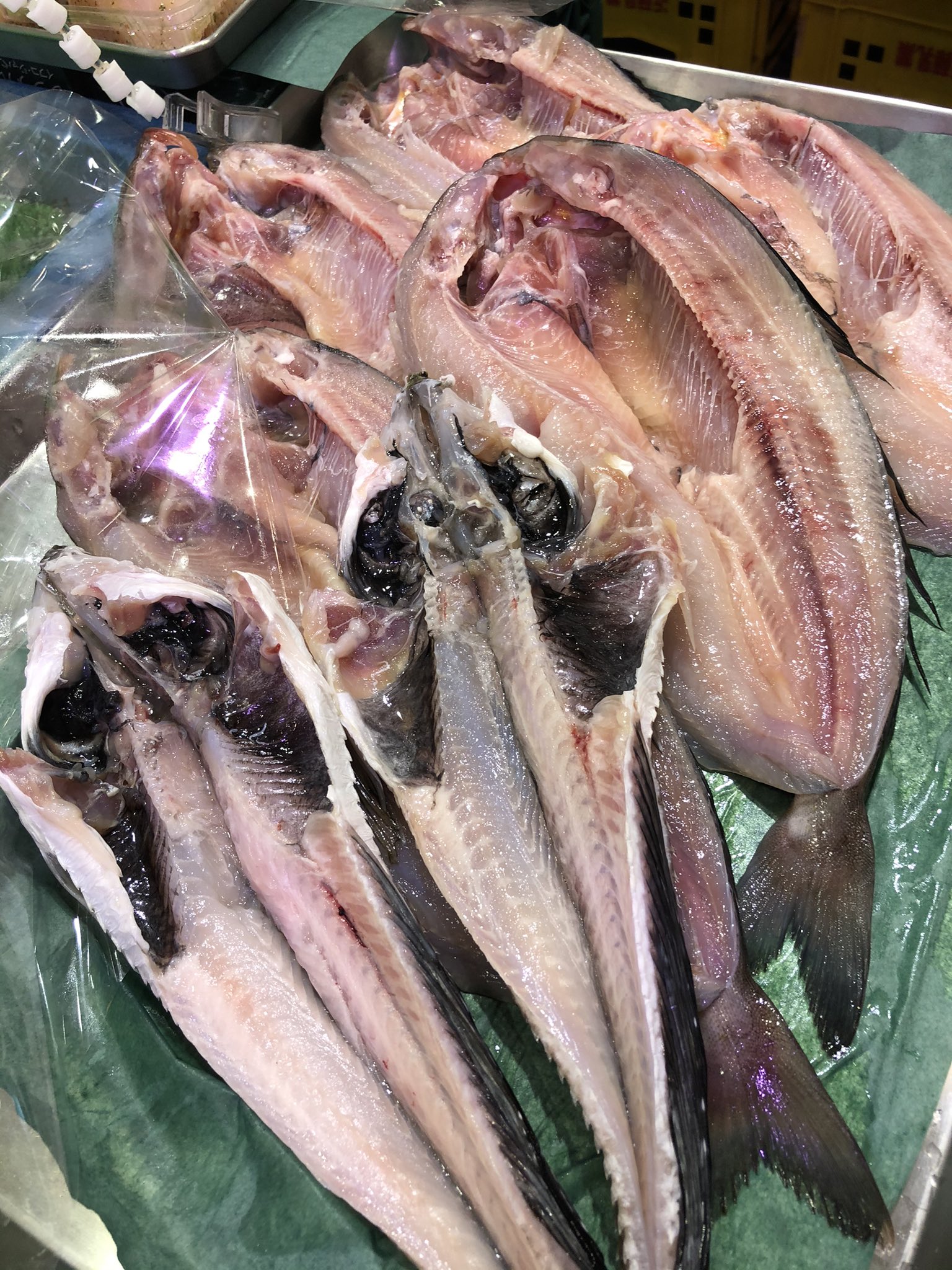 魚市 二子新地鮮魚店 魚市です おはようございます 本日のおすすめ お買い得 沖縄産150キロ 天然生本まぐろ刺身 自家製 北海道産八角一夜干し 青森産真ホッケ一夜干し 山口産アオリイカ刺身 兵庫産自家製〆さば 長崎産黄ハタ昆布〆