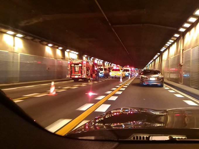 事故 首都高 湾岸線 東京港トンネルで車3台絡む事故 乗用車大破 現地の画像や動画まとめ 渋滞 まとめダネ