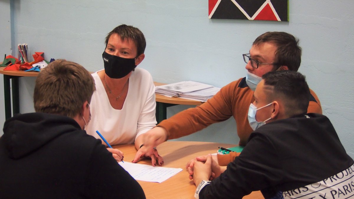 🎉 Ons uitwisselingsproject Move with Africa is gestart met de leerlingen van het ICET in Moeskroen! 🎉

Als voorbereiding op hun ontmoeting met medestudenten uit Benin in april 2022, volgde de leerlingen enkele workshops rond interculturaliteit en ongelijkheid in de wereld. 🌎