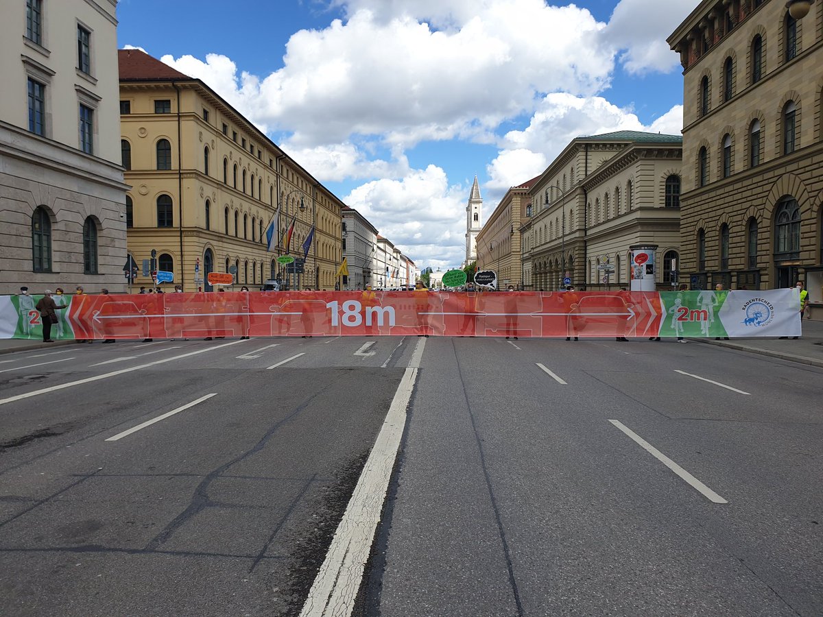Wir haben der Verwaltung monatelang verschiedene Vorschläge gemacht, wie sich die Ludwigstraße nahe zur Van-der Tann fußgänger- und fahrradfreundlich gestalten lässt - allerdings nur absurde Ausflüchte als Reaktion erhalten. Dagegen haben wir heute für Euch protestiert.