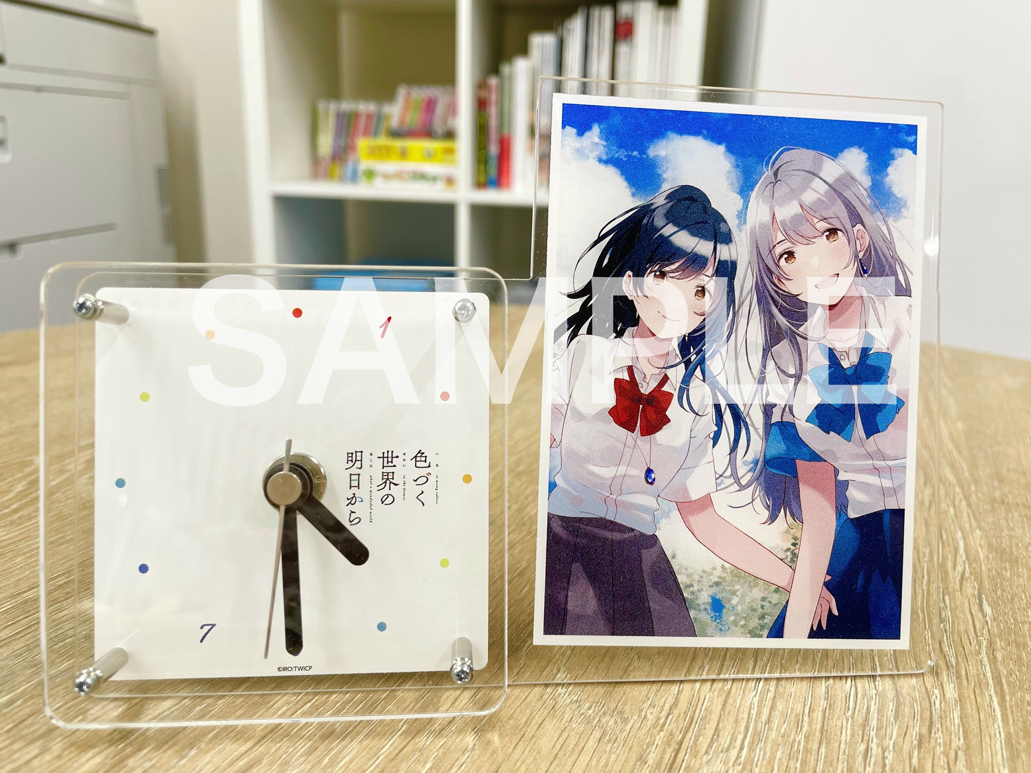 インフィニット 公式アカウント アニメの企画 プロデュース 色づく世界の明日から フライさん新規描き下ろしイラスト使用アクリル置時計の実物はこんな感じです 仲良しな琥珀と瞳美を飾ってくださいね ご予約は５月３１日 月 まで