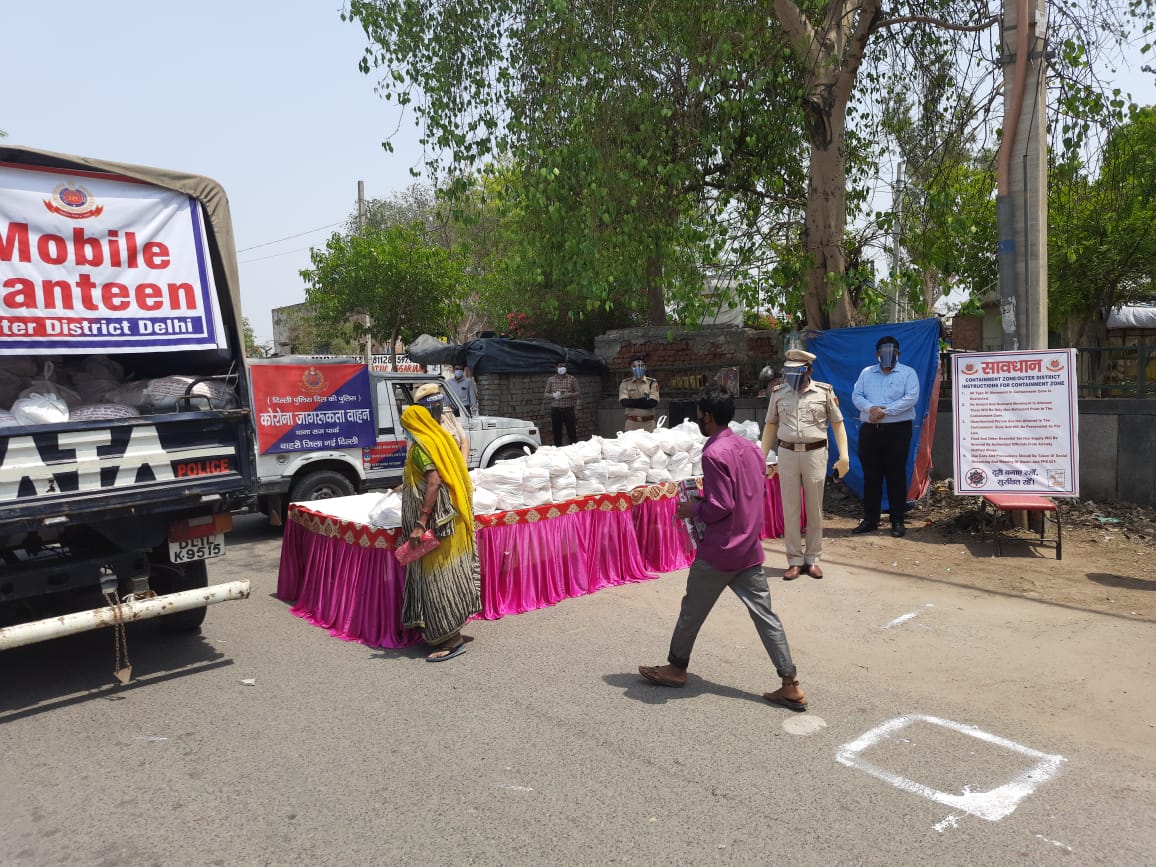 dcpouter's tweet photo. "एक आस रखो मन माहे,
सरब रोग ‘नानक’ मिट जाहे।"

Celebrating #CovidSafe #AkshayTritiya &amp; #EidUlFitr
Altruistic contributions provide dry ration assistance to over 200 families #TeamOuter

#WearAMask #SocialDistancing
#StayHomeStaySafe

@CPDelhi @SanjaySingh_IPS @DelhiPolice https://t.co/lr7JzAYB9w