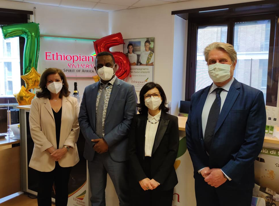 EthiopianItaly's tweet image. 🎉75 ANNI di @flyethiopian! 🎉
Nel nostro ufficio di Roma abbiamo festeggiato con il Regional Manager Italy and Southern Europe, Mr Bisrat Yared e parte dell'ufficio commerciale e la nostra squadra operativa in Italia! 😀💚

#FlyEthiopian #75YearsofExcellence  #ET75