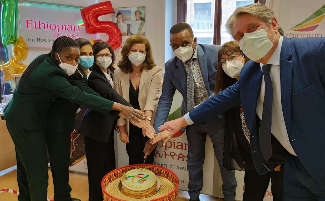 EthiopianItaly's tweet image. 🎉75 ANNI di @flyethiopian! 🎉
Nel nostro ufficio di Roma abbiamo festeggiato con il Regional Manager Italy and Southern Europe, Mr Bisrat Yared e parte dell'ufficio commerciale e la nostra squadra operativa in Italia! 😀💚

#FlyEthiopian #75YearsofExcellence  #ET75