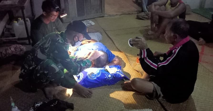 redaksinusanta's tweet photo. Anggota Pos Seriang dengan sigap membantu mengobati masyarakat Desa Seriang, Kec. Badau, Kab. Kapuas Hulu, Kalimantan Barat, yang mengalami kecelakaan sehingga mengakibatkan robek kecil dibagian kepala. Jumat (14/05/2021). https://t.co/o8HynWzQkX