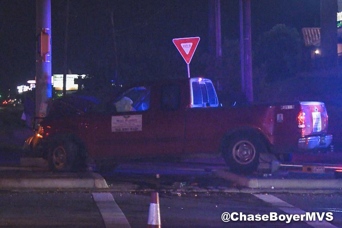 newsphotogchase's tweet photo. #OVERNIGHT A suspect is in custody after leading officers on a chase in a stolen truck through South Austin late Thursday night. The driver eventually crashed and took off on foot before being taken into custody. The suspect was not seriously injured. #ATXnews @MVSAustin https://t.co/I91QTxMtv4