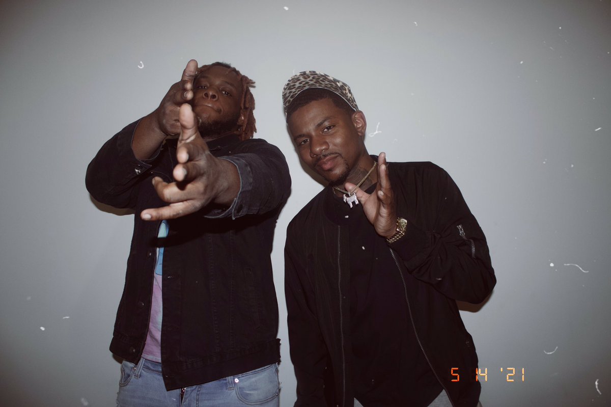 VibeEraMusic's tweet photo. Moments of a vibe..
.
.
.
.
#VibeEra #VibeOnTheMix #GiveEmHellDon #GetYoOwn #TMHHighChief #chicagomusic #rap #rnb #trapmusic https://t.co/fTh1bAoXPR