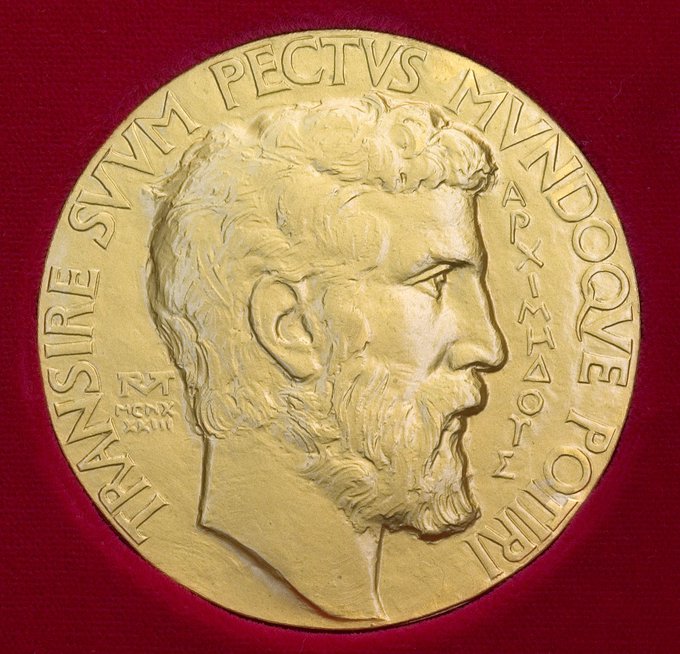 Fields Medal made by Stefan Zachow for the International Mathematical Union (IMU), showing a bas relief of Archimedes (as identified by the Greek text). The Latin phrase states: Transire suum pectus mundoque potiri