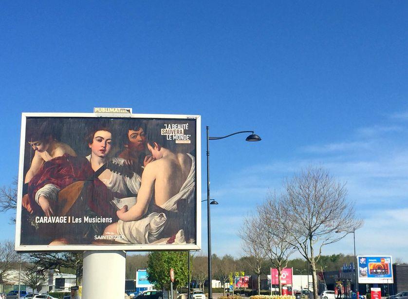 franceculture's tweet photo. "La beauté est vitale ! " À Saint-Dizier, l’équipe municipale a transformé tous les panneaux publicitaires en œuvres d’art. À la place des réclames, des reproductions de Cézanne, Van Gogh, Hokusai, Manet, Delacroix, Botticelli… Reportage https://t.co/hWFJy79BWf https://t.co/DfxzAUgB7Z