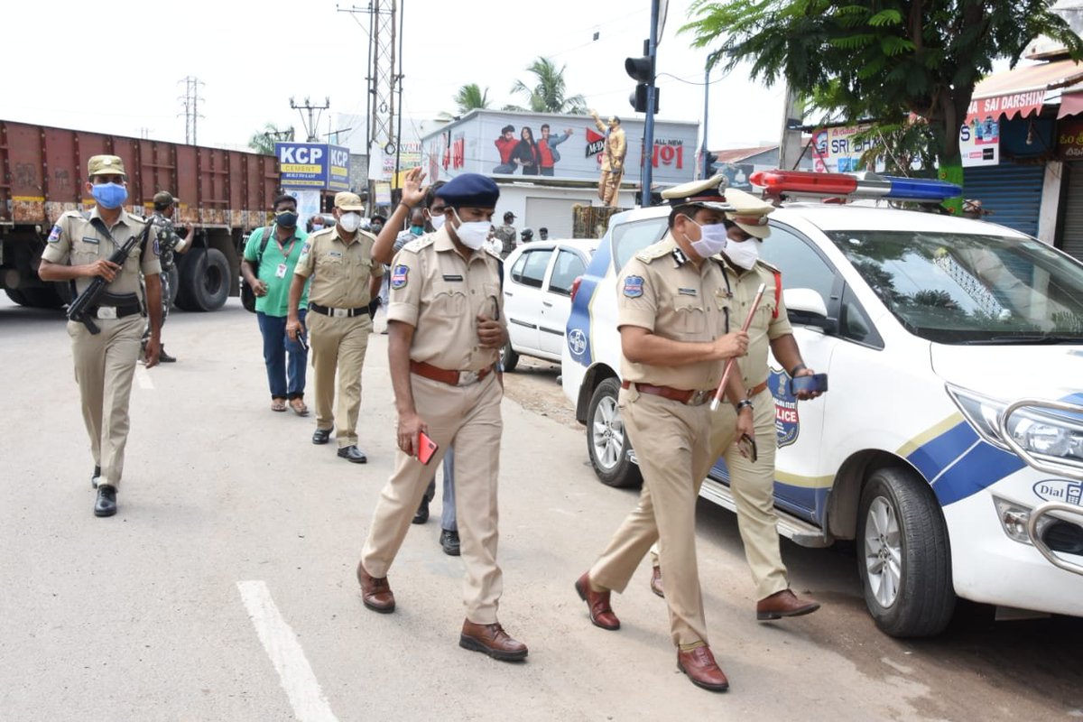 MalkajgiriCop's tweet photo. #LockdownImplementation on 14th May. #CP_Rachakonda supervised arrangements of police at @HayathnagarPS, @AbdullapurmetPS, @uppalps_, @lbnagarps, Manda Mallama of @meerpetps. CP warned violators if 2nd time coming to notice then vehicle will be #seized.
@TelanganaDGP https://t.co/se2Go7iJNT