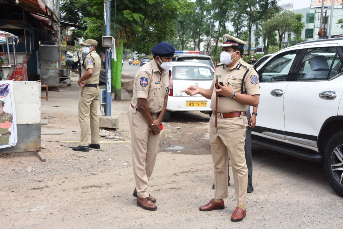 MalkajgiriCop's tweet photo. #LockdownImplementation on 14th May. #CP_Rachakonda supervised arrangements of police at @HayathnagarPS, @AbdullapurmetPS, @uppalps_, @lbnagarps, Manda Mallama of @meerpetps. CP warned violators if 2nd time coming to notice then vehicle will be #seized.
@TelanganaDGP https://t.co/se2Go7iJNT