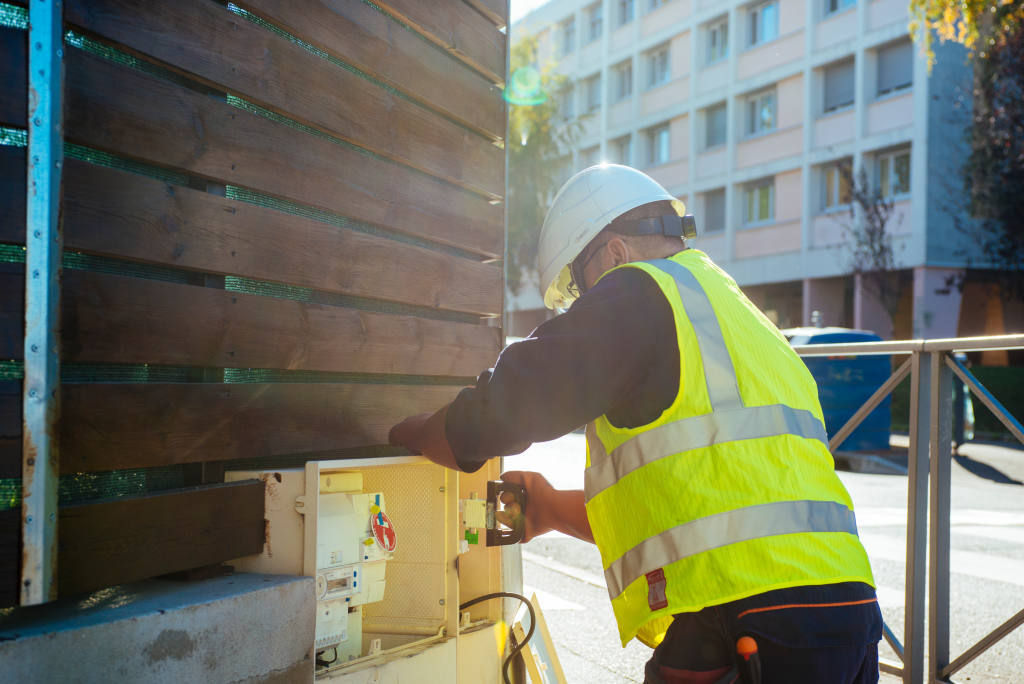 Enedis_BFC's tweet photo. #LeSaviezVous 

En tant que partenaire des territoires, nous favorisons et soutenons les prestataires locaux.

Ainsi, ce sont près de 54 000 emplois indirects en France qui sont générés au travers de nos activités.

C'est aussi ça le #servicepublic 🤝 https://t.co/keCPTAW7WB