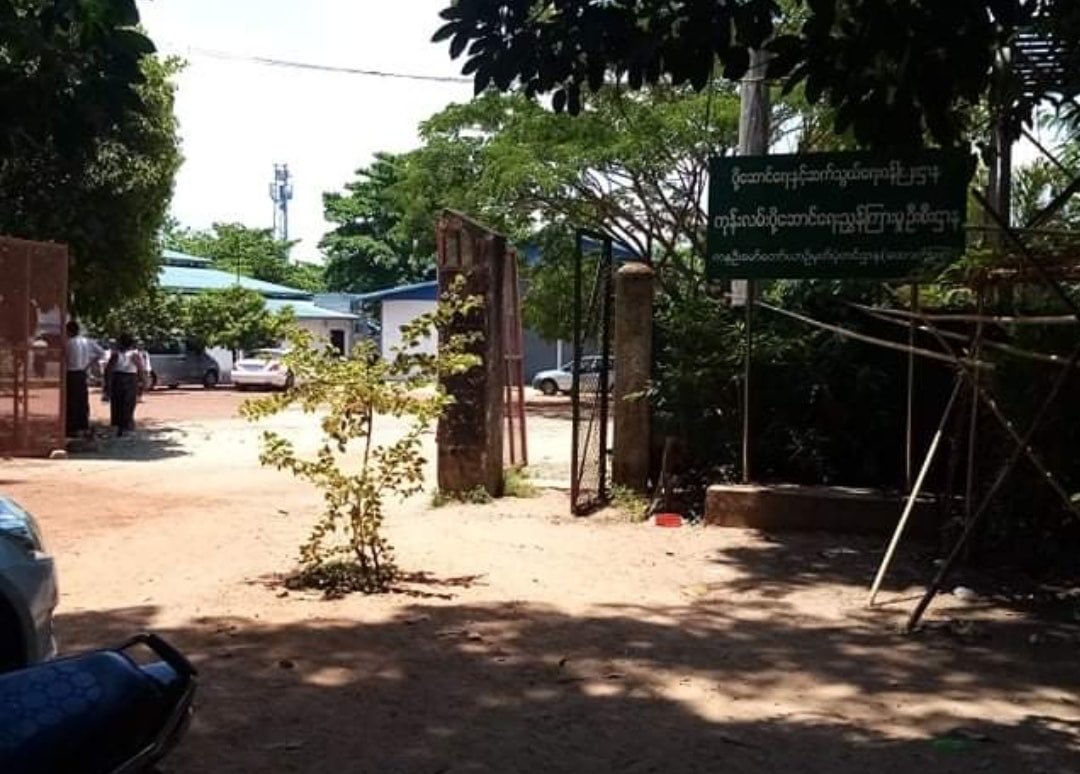 HTAUK KYAN, Yangon:

A bomb exploded at Road Transport Administration Office in Kyauk Kyan Township at 12pm. A woman was injured as shattering windows.

#May14Coup #WhatsHappeningInMyanmar #MilkTeaAlliance