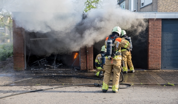 Oldtimer in garagebox aan Susannadonk brandt volledig uit - ..