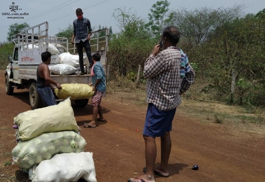 goonj's tweet photo. #UpdateFromTheGround
Bulk buy...
500kg brinjal was procured in Arang, Raipur, #Chhattisgarh, from farmers who have recovered from Covid, and have not been able to sell their produce in the market. Later, 140 kg bottlegourd along with 100 kg tomatoes were also bought. https://t.co/Gs0cADiUhX