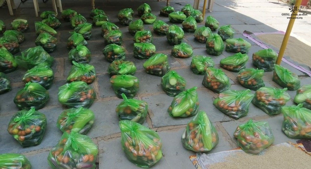 goonj's tweet photo. #UpdateFromTheGround
Bulk buy...
500kg brinjal was procured in Arang, Raipur, #Chhattisgarh, from farmers who have recovered from Covid, and have not been able to sell their produce in the market. Later, 140 kg bottlegourd along with 100 kg tomatoes were also bought. https://t.co/Gs0cADiUhX