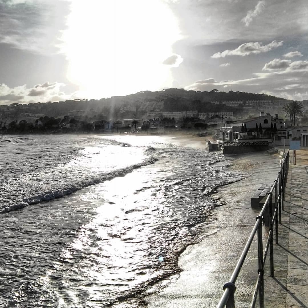 Descubrelacosta's tweet photo. Descubriendo Sant Feliu de Guíxols
Playa de Sant Pol, S'Agaró en pleno temporal, típico en la Costa Brava. De ahí su nombre.
Es una playa preciosa y está rodeada por un paseo. Dispone de todo tipo de servicios. https://t.co/TN7XnyzJsR