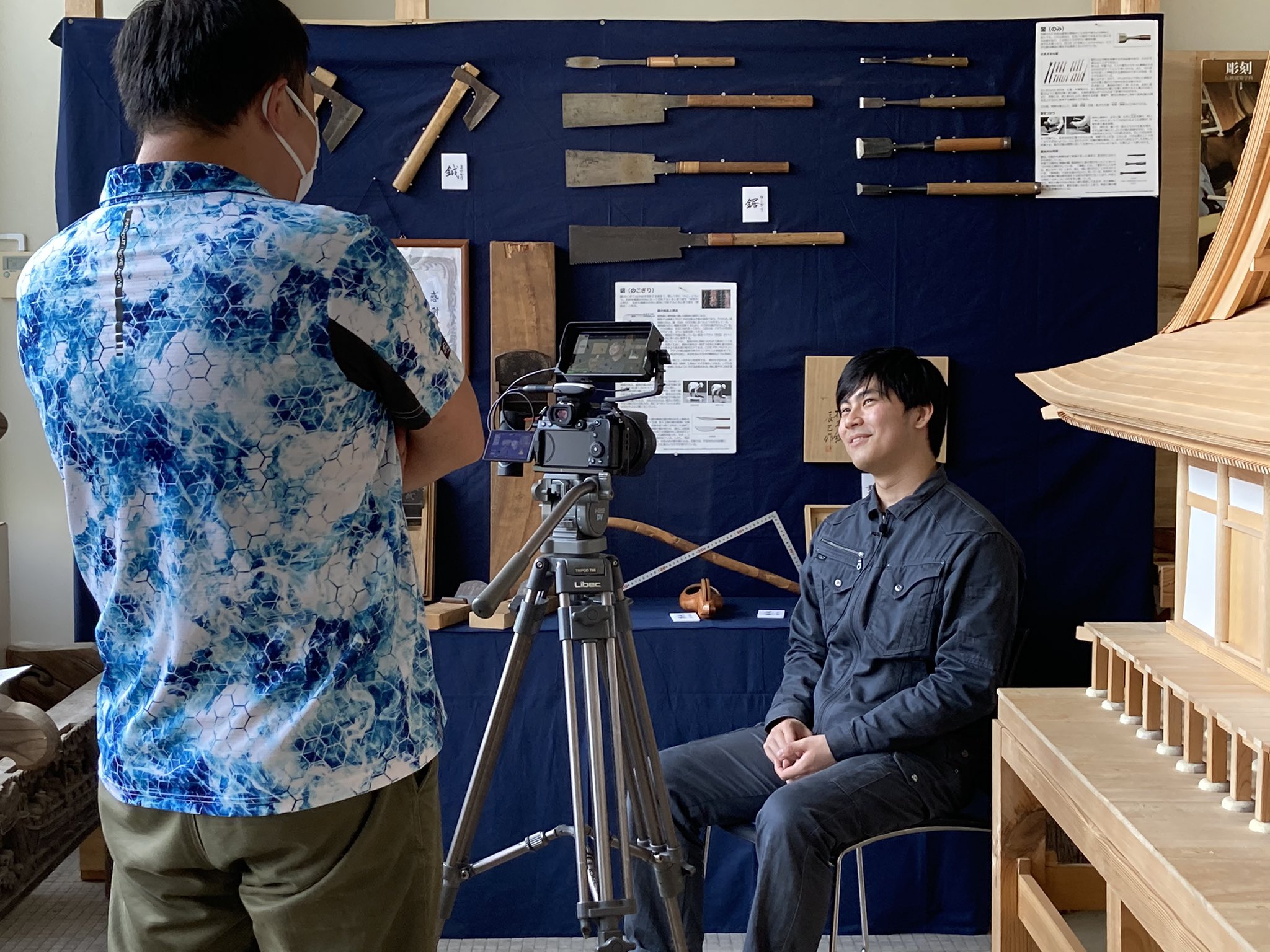 Twitter এ 伝統文化と環境福祉の専門学校 こんにちは 本日はなんと プロのカメラマンの方がお見えに インタビューなどの撮影を行なっていただきました 出来上がりが楽しみです 伝統文化と環境福祉の専門学校 宮大工 大工 佐渡 T Co