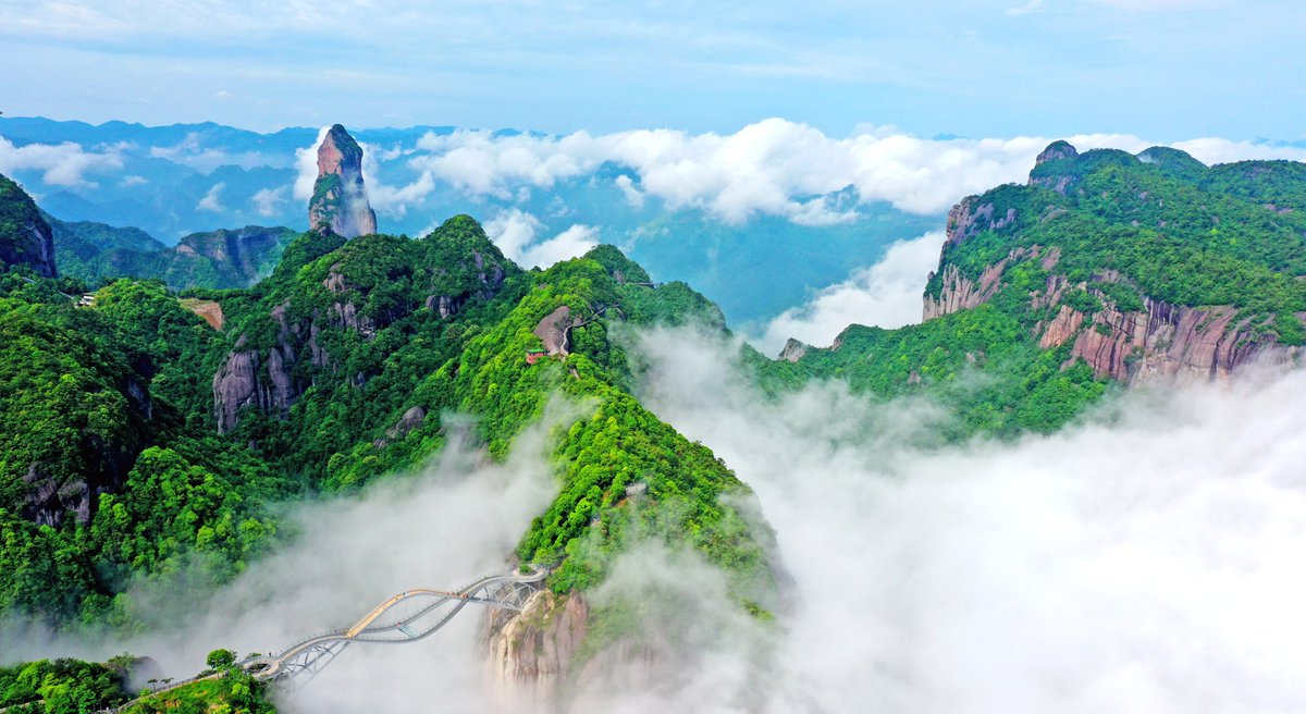 PuebloEnLnea's tweet photo. El puente Ruyi del parque escénico Shenxianju, en la provincia de Zhejiang, está rodeado de nubes y niebla como si fuera un paraíso. La zona turística Shenxianju cuenta con el paisaje geográfco de riolita volcánica más grande del mundo. https://t.co/vZWpZuQZoE