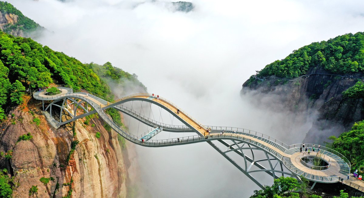 PuebloEnLnea's tweet photo. El puente Ruyi del parque escénico Shenxianju, en la provincia de Zhejiang, está rodeado de nubes y niebla como si fuera un paraíso. La zona turística Shenxianju cuenta con el paisaje geográfco de riolita volcánica más grande del mundo. https://t.co/vZWpZuQZoE