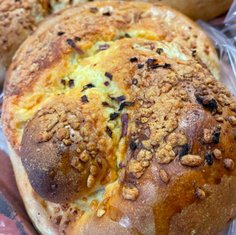 🥖🍞🥐 Calling all bread lovers! Just look at how delicious this loaf looks. We've used the same #Northampton bakery for years. Every morning Adrian makes the trip into town so you have the freshest bread possible #shoplocal #freshisbest