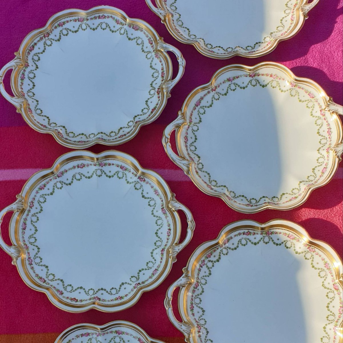 Raspberrybazaa1's tweet image. Absolutely beautiful antique entree or lunch plates by George Jones and sons, Crescent China, probably in the early 1900s or 1910s. The pattern was originally known as 'Abbey Wreath' and was first produced in the 1840s.

etsy.com/uk/listing/100…

#antiqueplates #vintage #setdecor