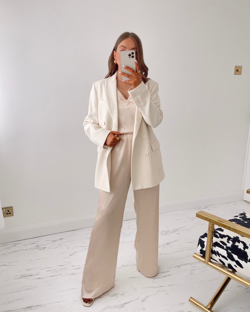 thenuevoedit's tweet photo. A cream dream. @missy_elz dresses up our newest co-ord with a blazer and heels and looks STUNNING. Shop it yourself on our website, available in all sizes!

#wearitloveit #creativegalgang #neutraltones #lessismorewardrobe #styleinfluencer #beigetones #mylookoftheday #minimalist https://t.co/fRSlOfWBVc
