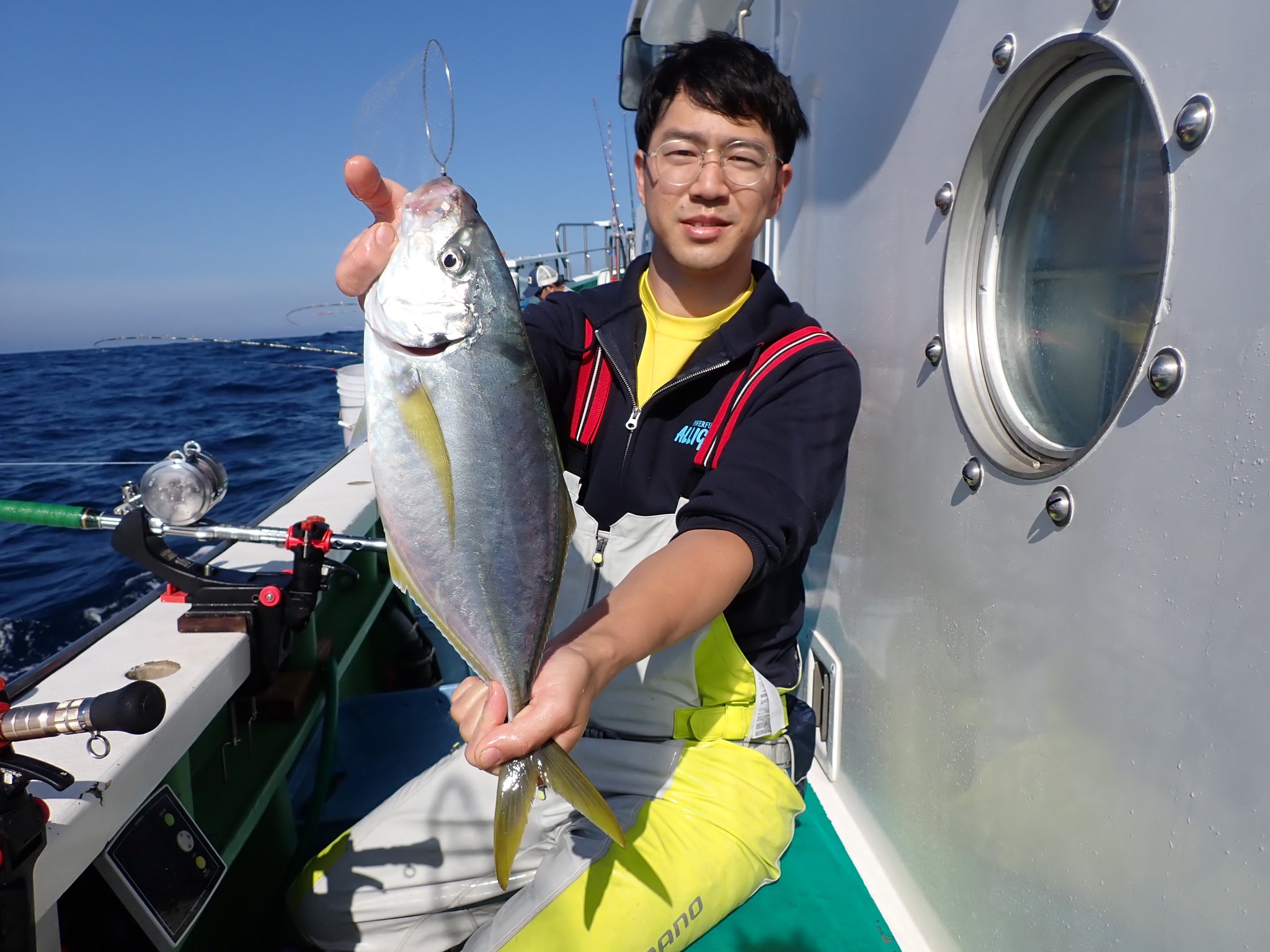伊豆とび島丸 銭洲カンパチandシマアジ ムロアジ泳がせ釣り 本日 赤イカ無し ならば ムロアジ特攻で頑張ろう と 探査してきました 結果 カンパチ2本 シマアジ4枚 ウメイロ良い人で50枚以上 海は鰹が入り カジキ キメジ 鳥も騒ぎ