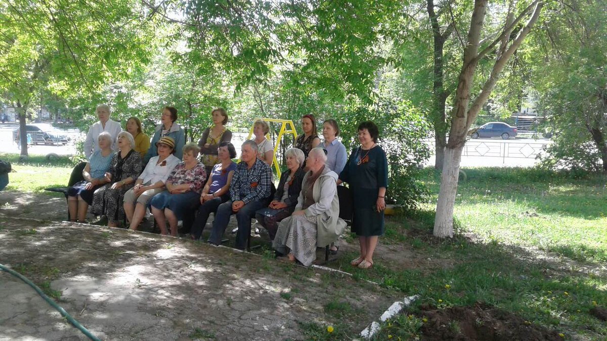 Сегодня участники клуба «Самарская мозаика» <a href="/DvVeteranov/">Дворец ветеранов</a> присоединились к Всероссийской акции «Сирень Победы».Волонтеры <a href="/sdmsamara/">Самарский Дом молодежи</a> помогли нашим участникам высадить сирень на территории клуба.Очень скоро эти деревья будут радовать всех прохожих, а особенно самих участников клуба!